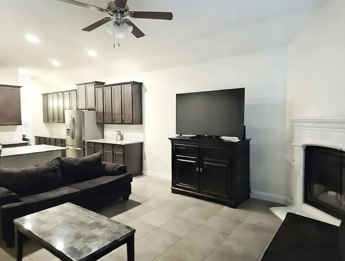 4 bed, 2160 sqft, $3,000 — Photo 3