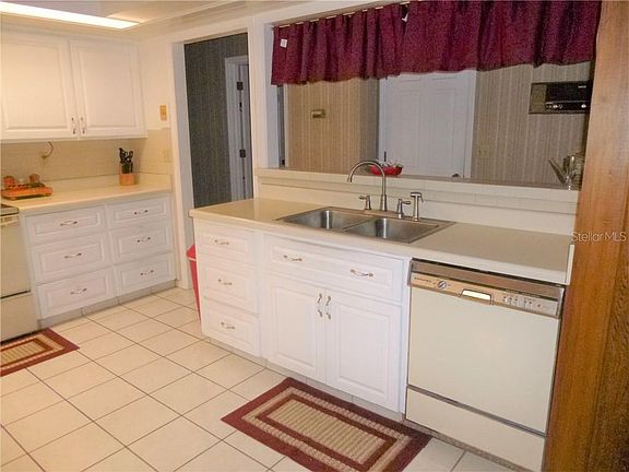 5th image of 415 Sunshine Dr