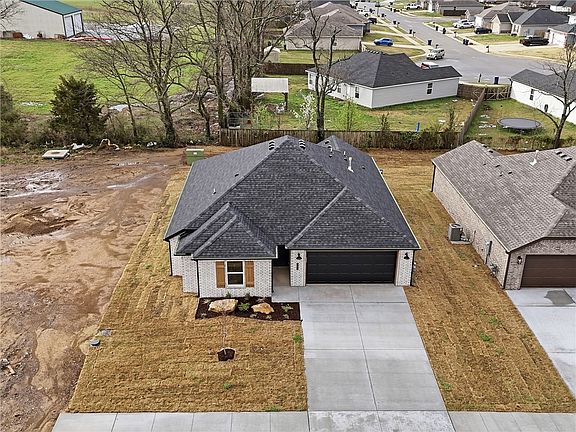 4th image of 306 Cattleman Ln