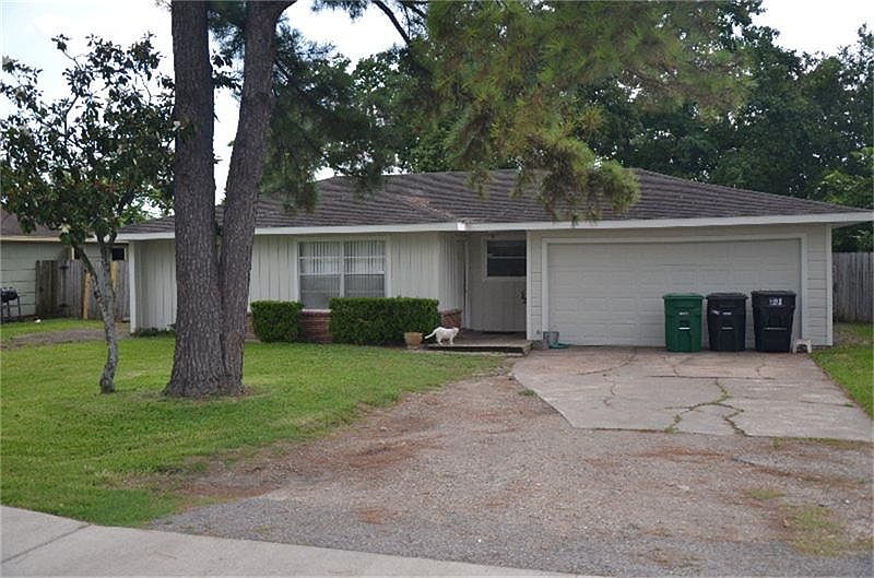 Centrally located in Alief. Close to schools, metro, shopping!