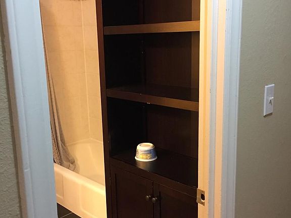 3rd image of 805 W 89th St