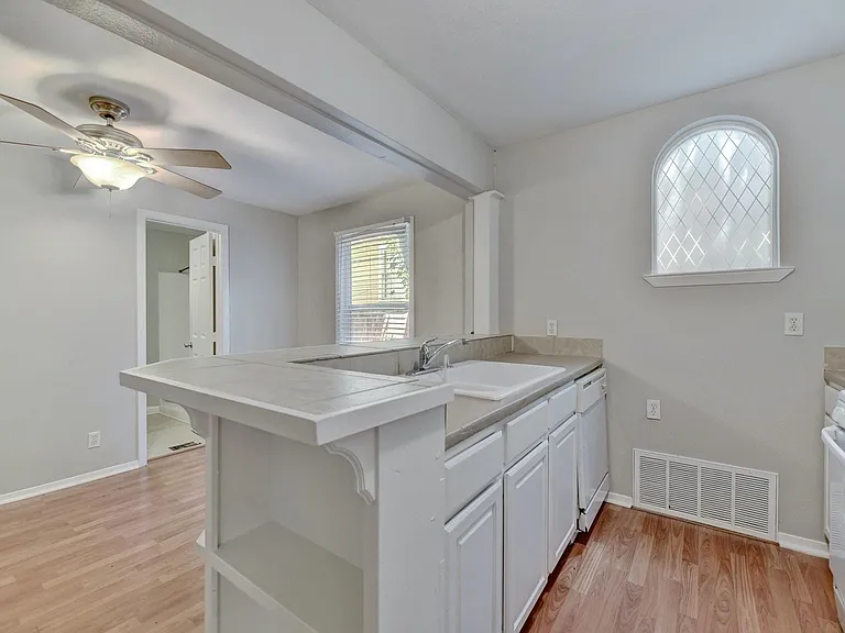 2712 Whitis Ave #B — Photo 6