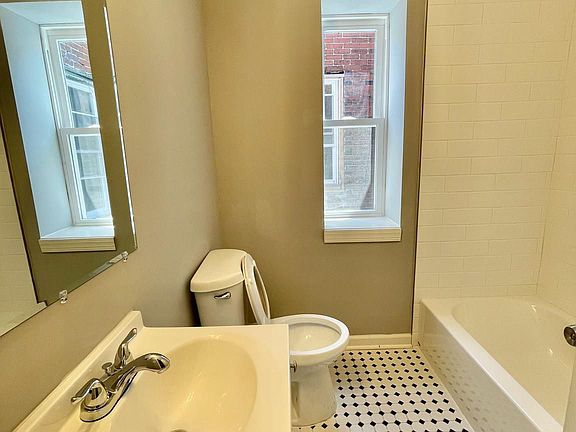4th image of 1423 N Alden St