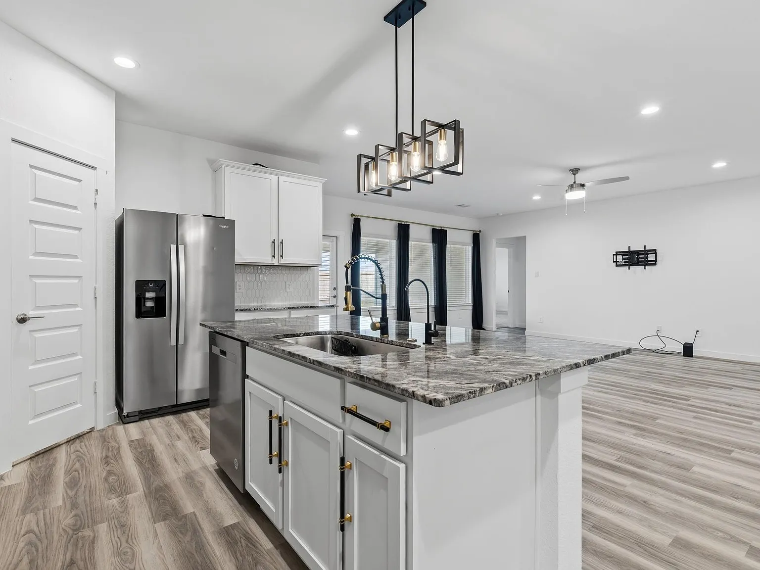 5 bed, 3.0 bath, 2670 sqft, $3,200 — Photo 4
