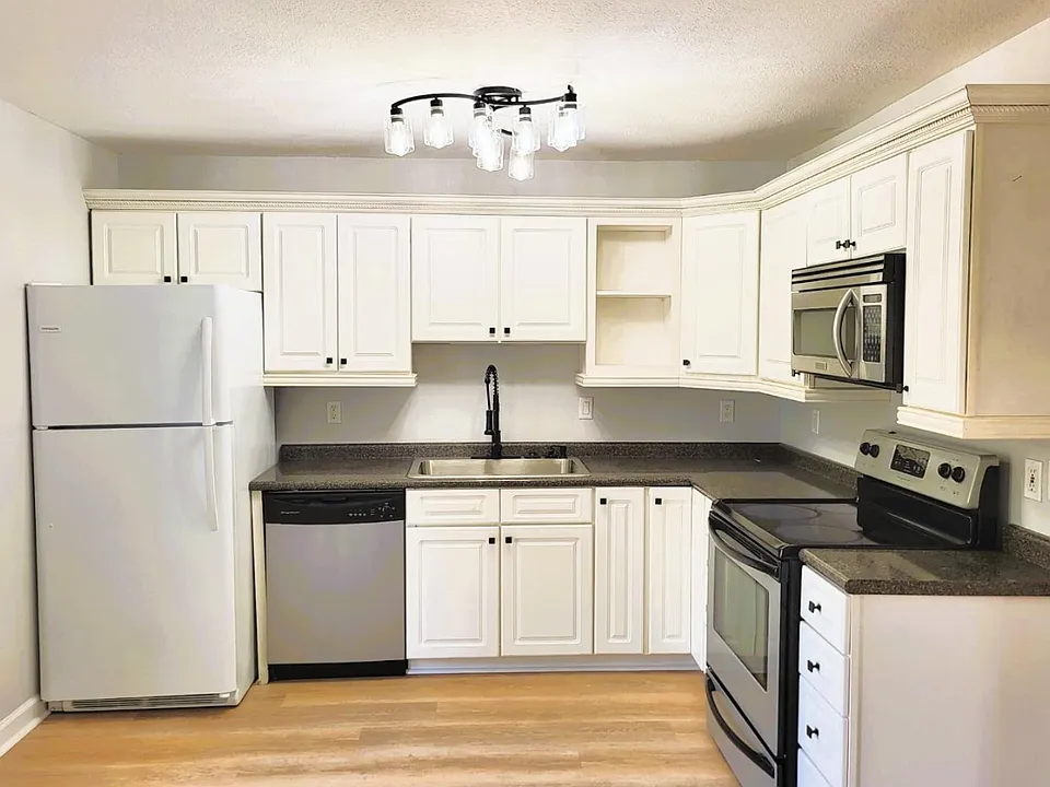 1802 Jackson Ave W #101