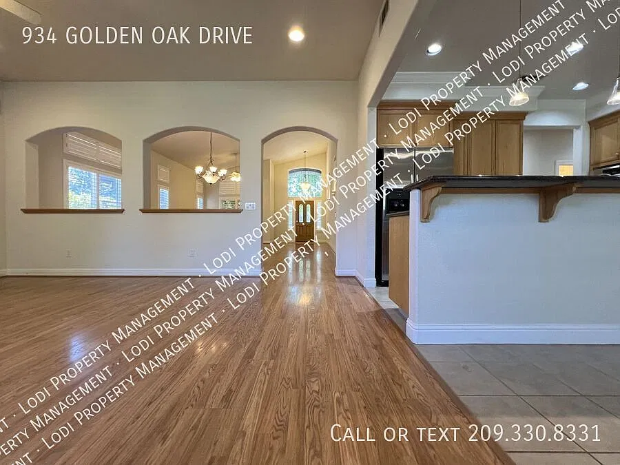 Gorgeous 3 Bedroom Home in Park West — Photo 4