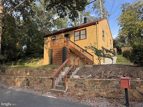 5th image of 1002 2nd St SE