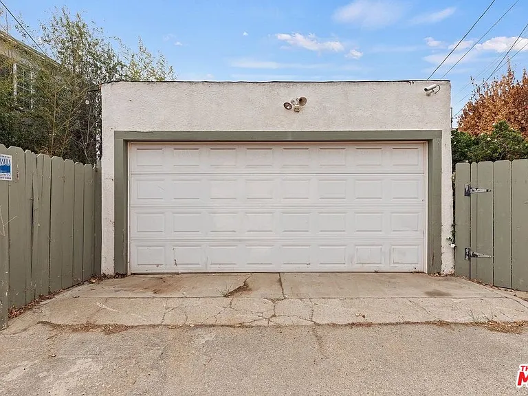 228 Rennie Ave — Photo 8