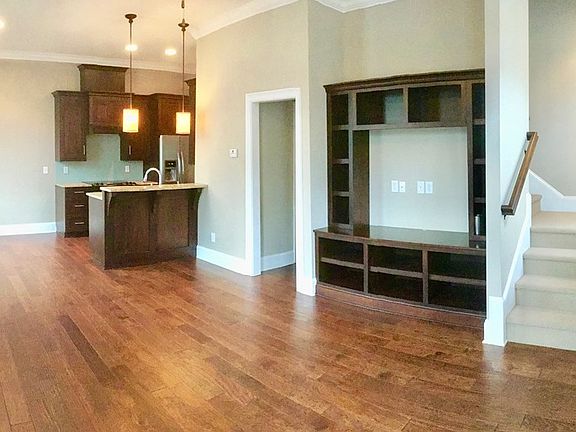 4th image of 450 Railroad Ave Unit 2B