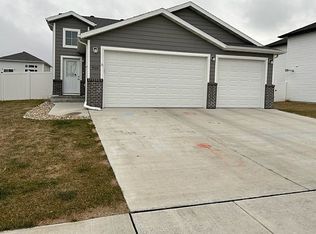 910 58th Ave S, Grand Forks, ND 58201