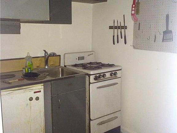 3rd image of 130 E 17th St APT 3B