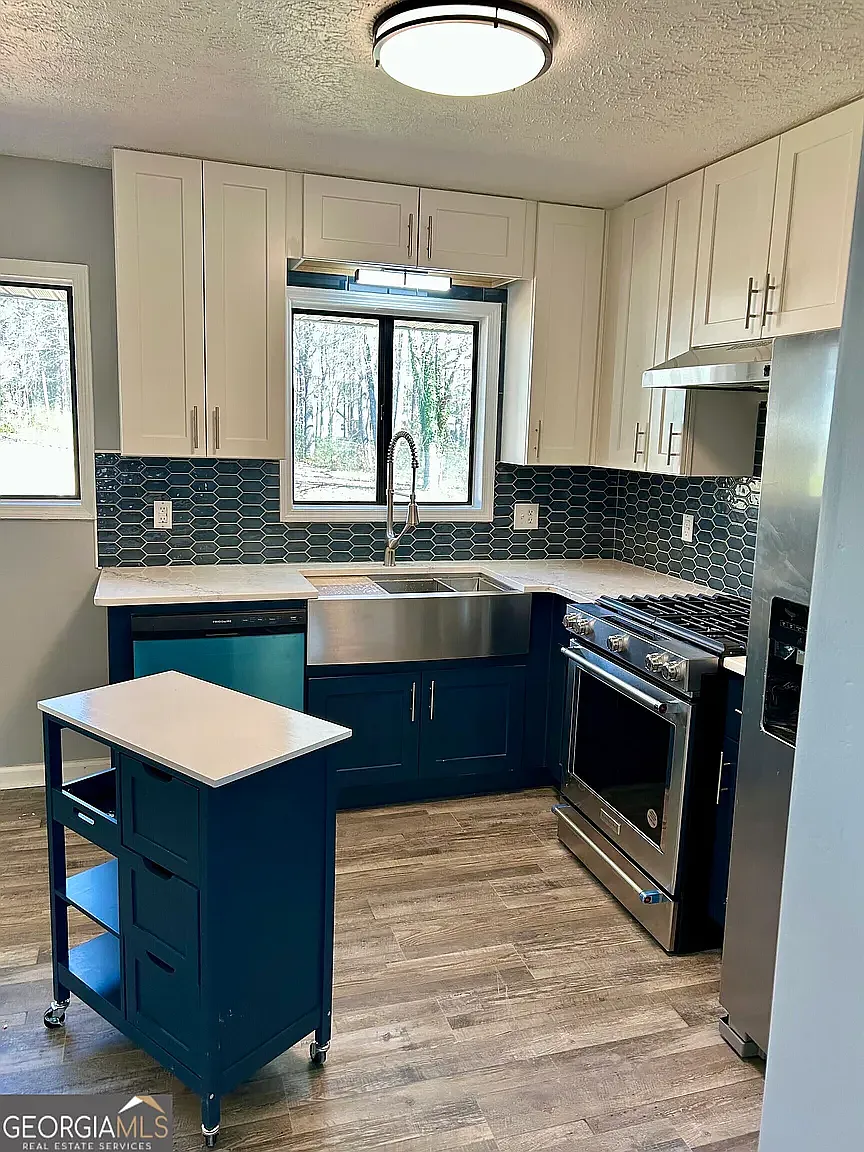 3 bed, 1400 sqft, $2,400 — Photo 4