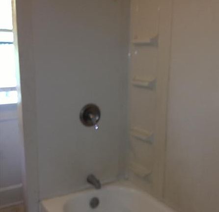 4th image of 1104 N Parker Ave