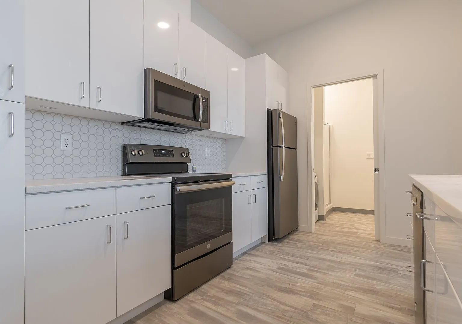 6011 SE 90th Ave - (For unit #201): Get 1 Month Free! — Photo 2
