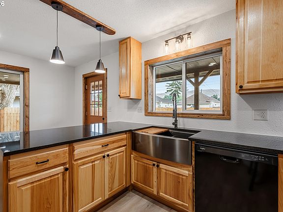 3rd image of 1004 Walnut St