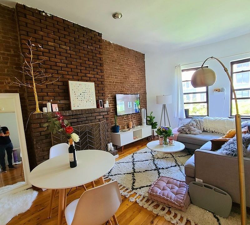 1st image of 132 W 72nd St APT 3A