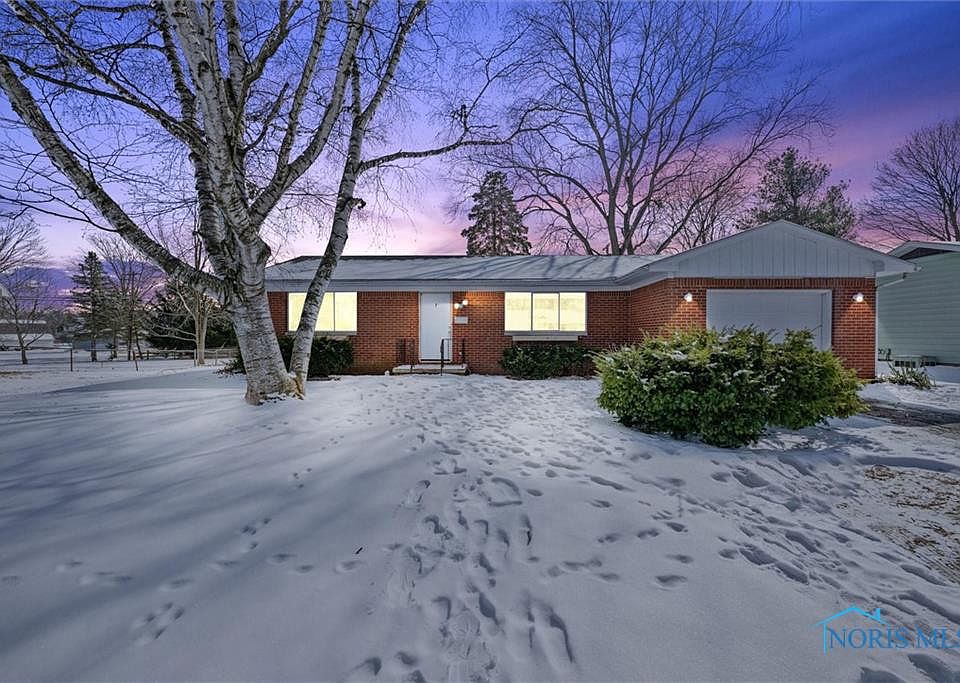 1st image of 7 Hawthorne Dr