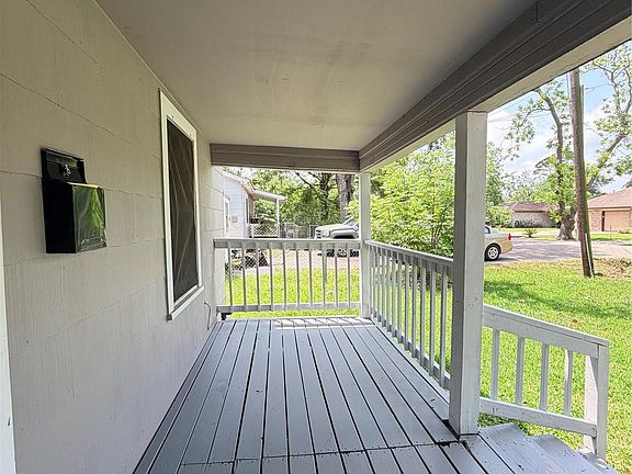 3rd image of 516 Hurst St