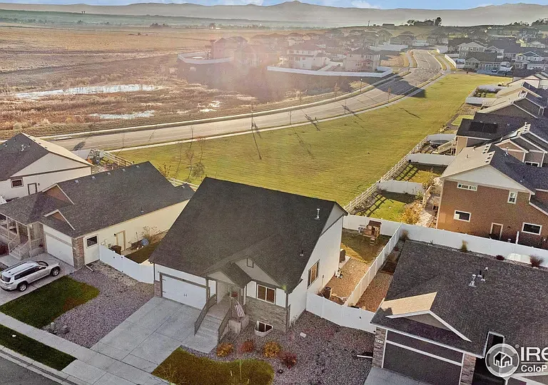 985 Axis Dr — Photo 3