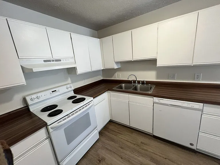 414-417 426 Munson Pl — Photo 4
