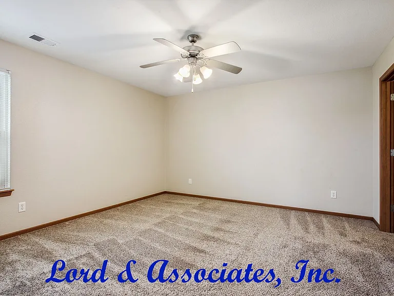 1210 NW Willow Dr — Photo 4