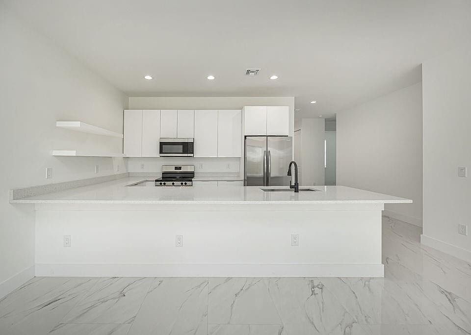1st image of 927 SW 2nd Avenue