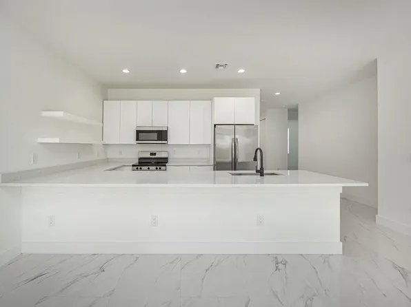 927 SW 2nd Avenue, Deerfield Beach, FL 33441