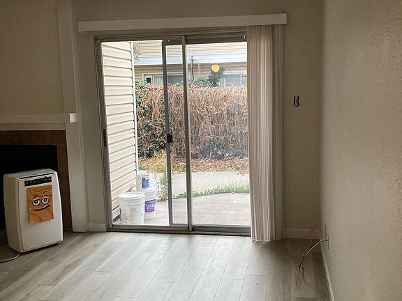 5th image of 1086 Bradley Sq