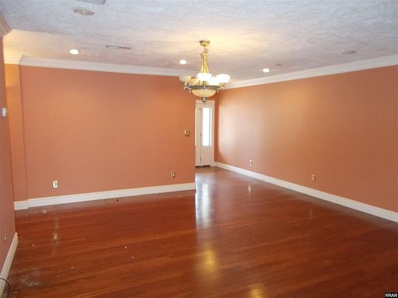 4th image of 609 E Jackson St