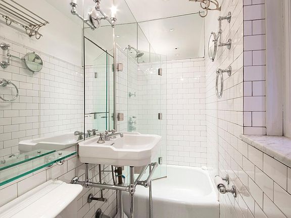 5th image of 335 W 21st St