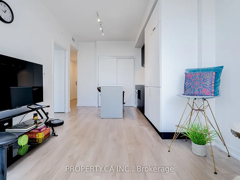 33 Helendale Ave #719 — Photo 10
