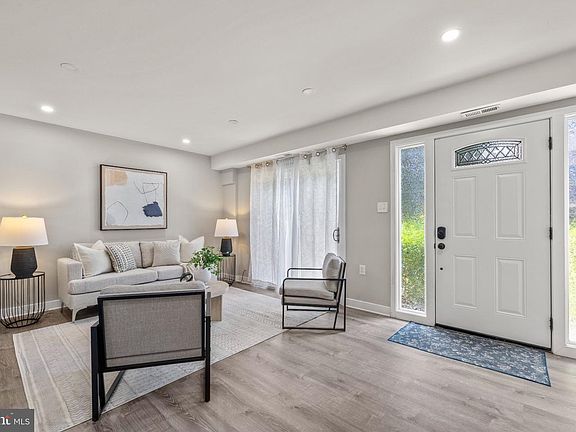 3rd image of 2302 Sun Valley Cir #1