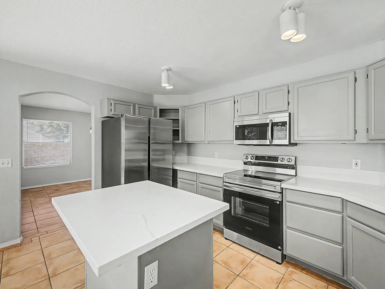 3 bed, 2.5 bath, 2011 sqft, $2,500 — Photo 3