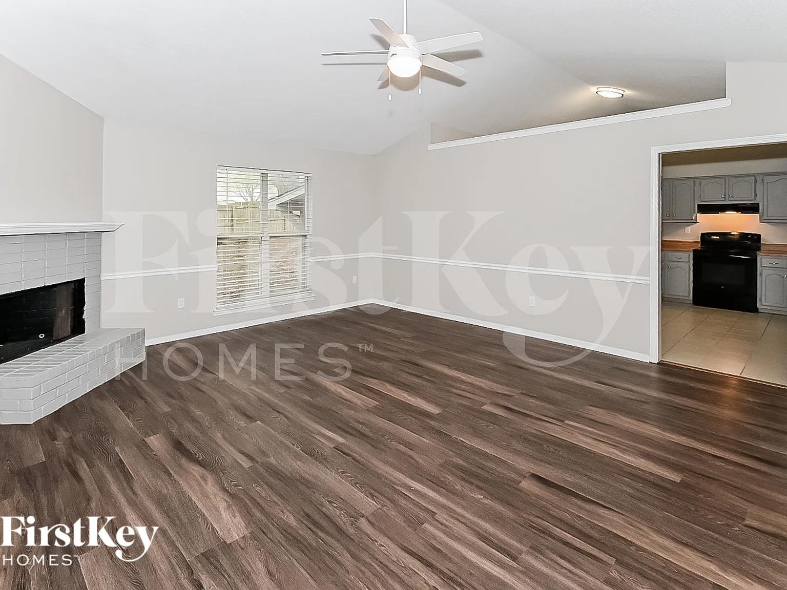 3 bed, 2.0 bath, 1400 sqft, $1,555 — Photo 2