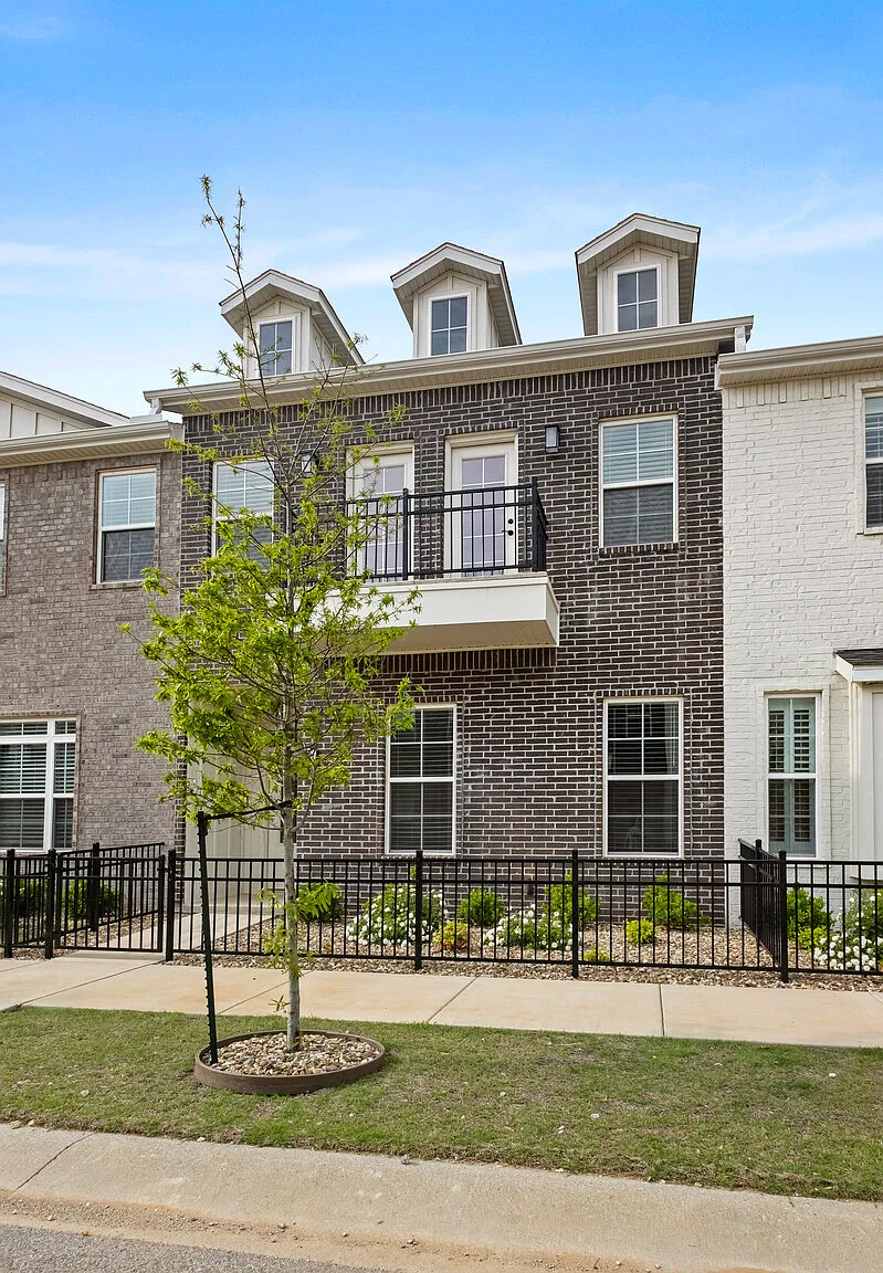 4 bed, 3.5 bath, 2398 sqft, $2,700 — Photo 4