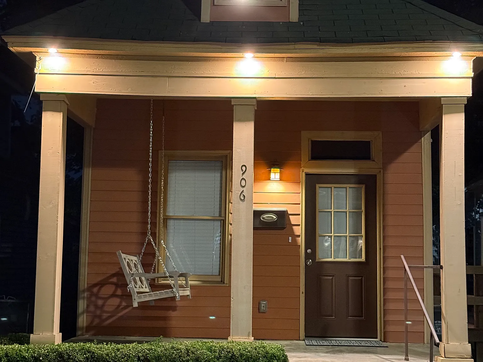 906 Blythe St — Photo 1