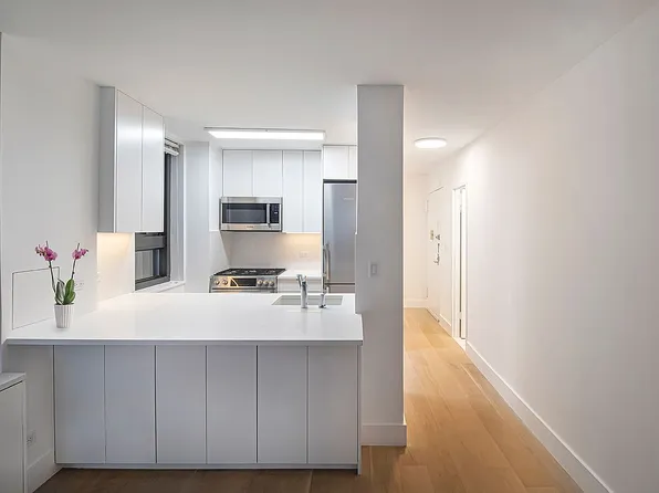 347 W 57th St APT 14F, New York, NY 10019