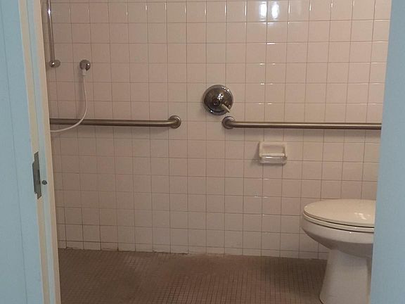 5th image of 106 Green Oaks Dr APT D