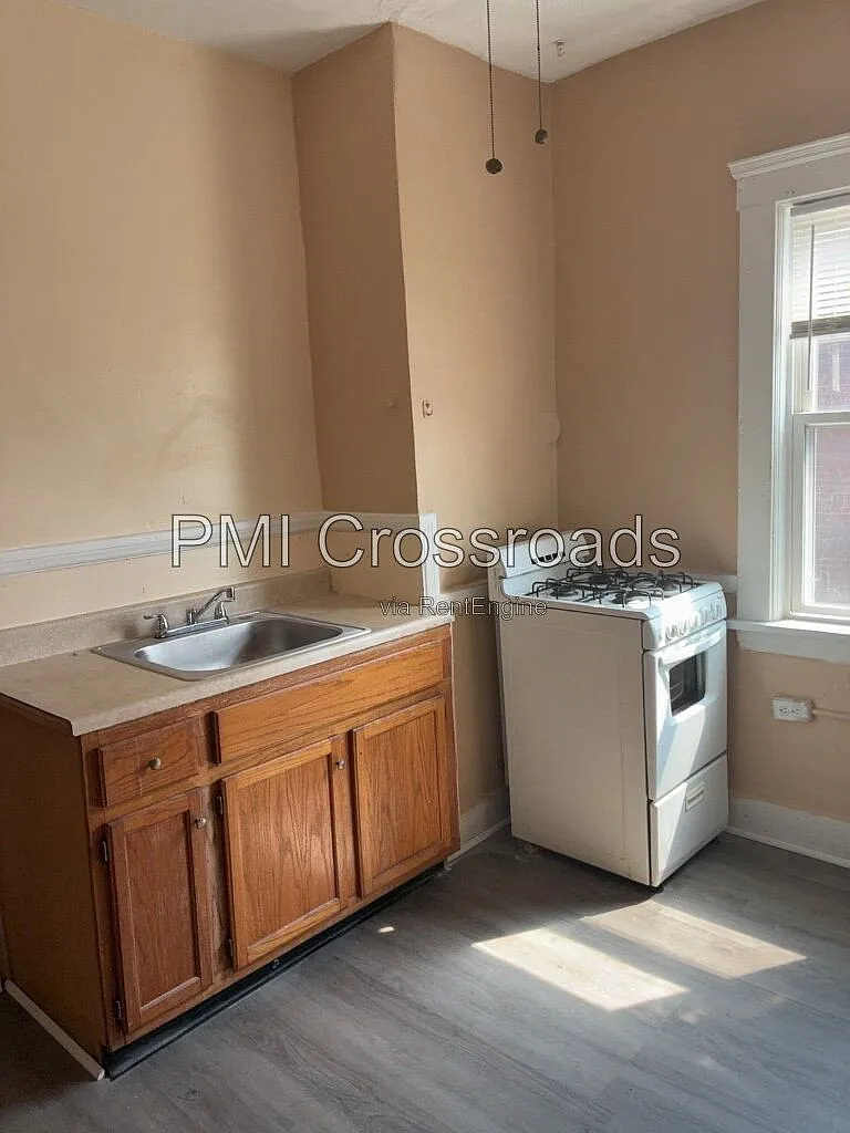 2 bed, 1.0 bath, $1,095 — Photo 3