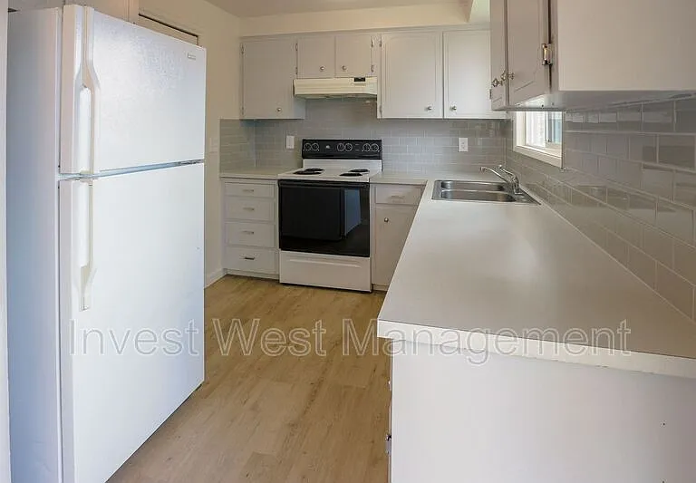 2920B Harney St — Photo 9