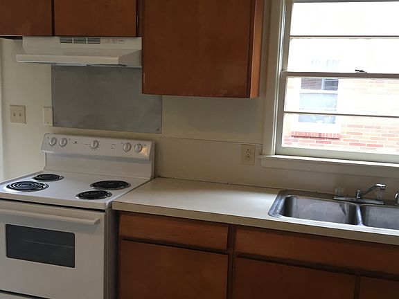 4th image of 1102 W Elm St