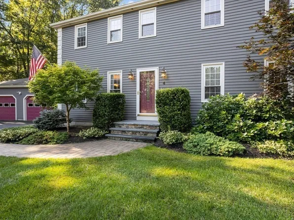 4 Horseshoe Dr, Plainville, MA 02762
