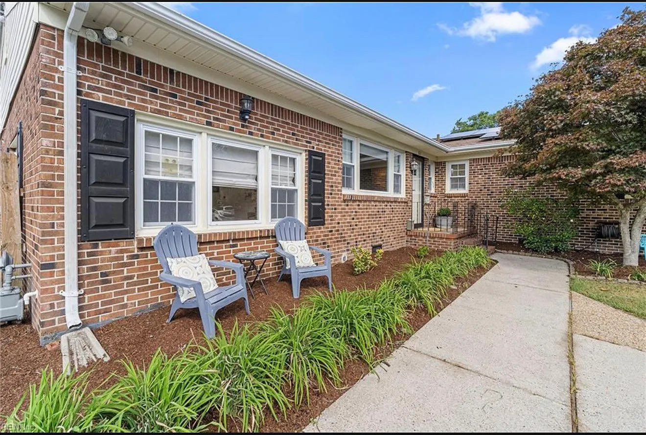3 bed, 2200 sqft, $3,600 — Photo 2