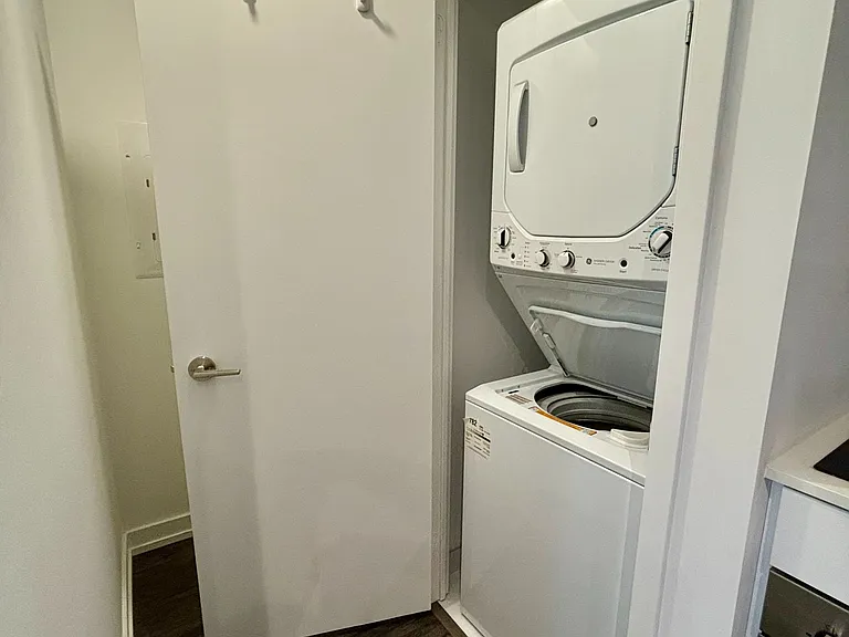 33 Helendale Ave W #811 — Photo 10