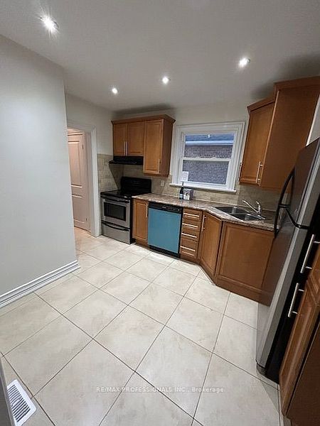 Toronto House for rent - 4 Bedrooms — photo 5