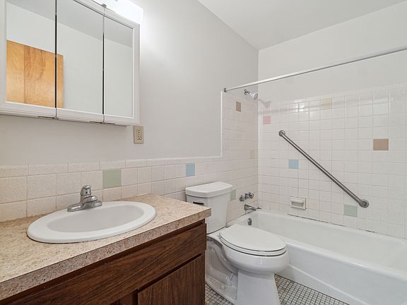 4th image of 1001 Fairway Ln APT 4