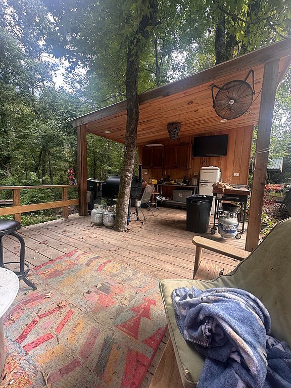 305 Connie Ln - Property Image