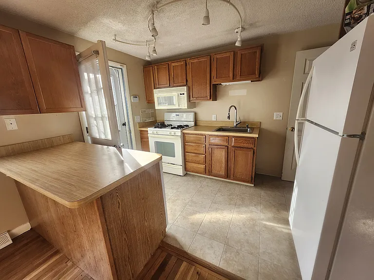 Kitchen (dishwasher is in peninsula across from stove)