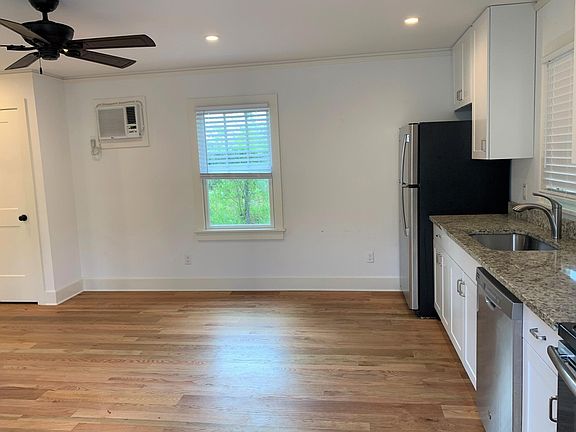 4th image of 1 Person Cottage 654 W Lyman Ave