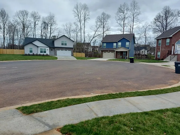 522 Burgess Ct — Photo 2